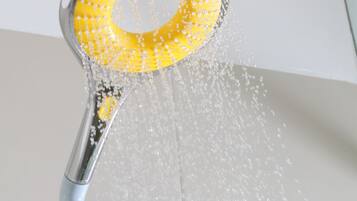 Chuveiro, chuveiro com efeito de chuva, produtos de toalete grátis