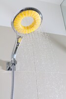 Een douchekop waar water uit stroomt.