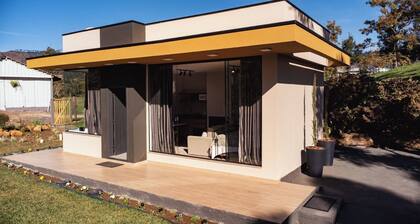 Super Tinyhouse ao Lado da Igreja Matriz