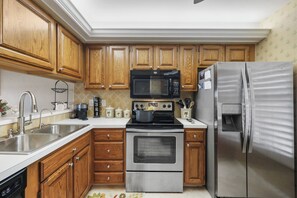 Geladeira, micro-ondas, fogão, cooktop