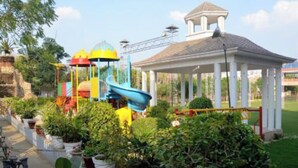 Un parque infantil con toboganes y un pabellón.