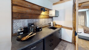 Refrigerador, microondas, horno, placa de cocina