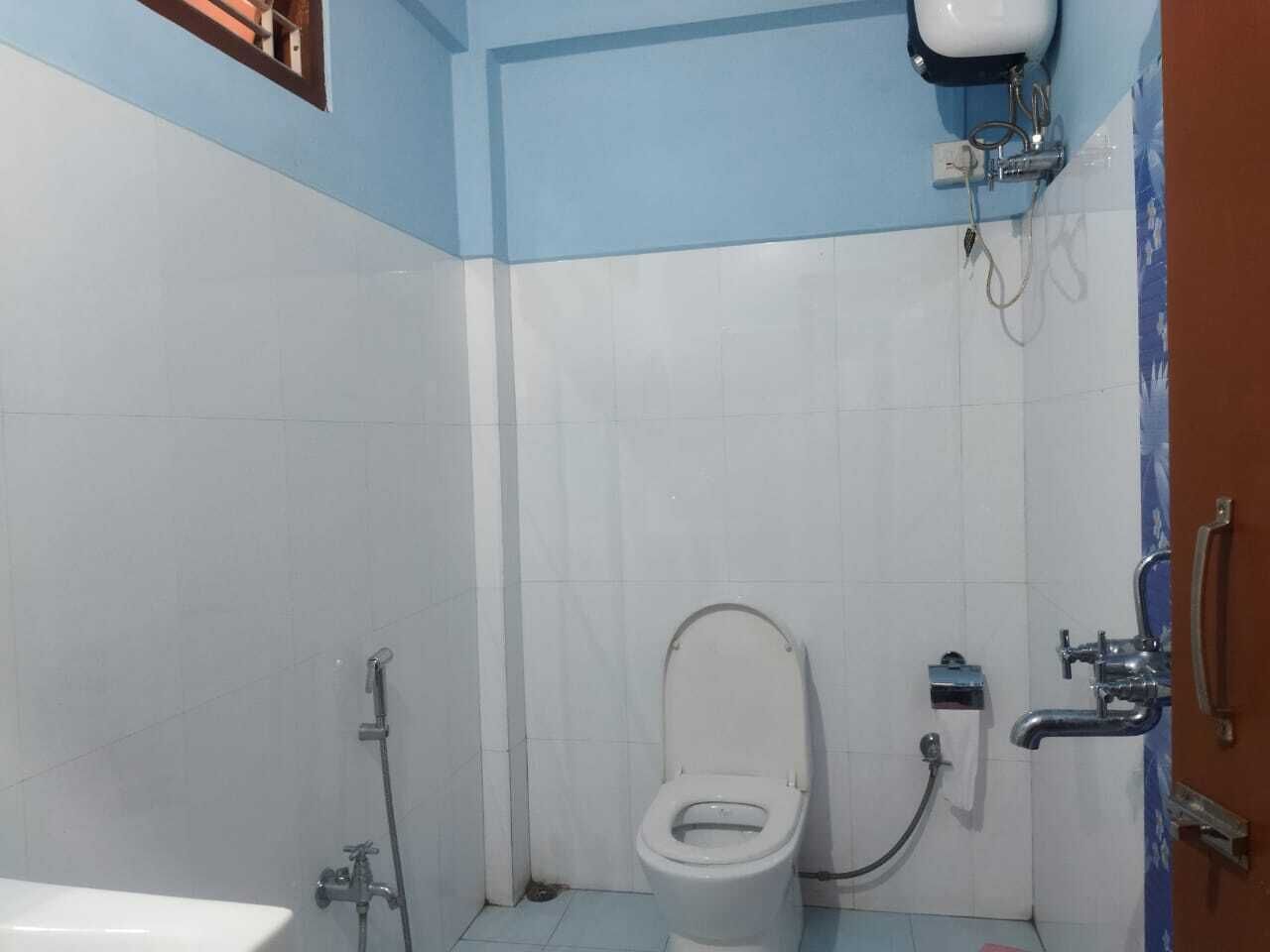 Ein kleines Badezimmer mit Toilette, Dusche und Badewanne.