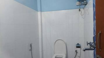 Ein kleines Badezimmer mit Toilette, Dusche und Badewanne.