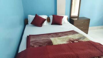 Double Room | Desk, free WiFi, bed sheets