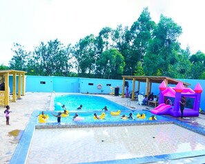 4 outdoor pools