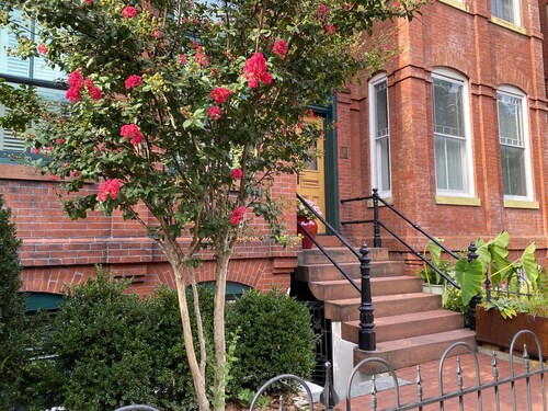 Embassy Row, Beautiful Apt in Townhome, Patio