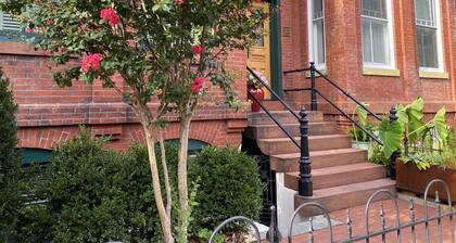 Embassy Row, Beautiful Apt in Townhome, Patio