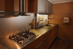 Fridge, oven, stovetop, dishwasher - Maybell Cottage, Your Luxury Seaside Pad (Pittenweem)