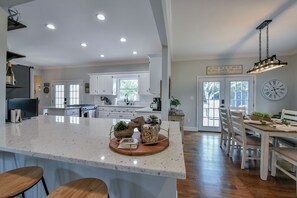 Fridge, microwave, oven, stovetop - Bama Farmhouse - Beautiful Pool Area! (Tuscaloosa)