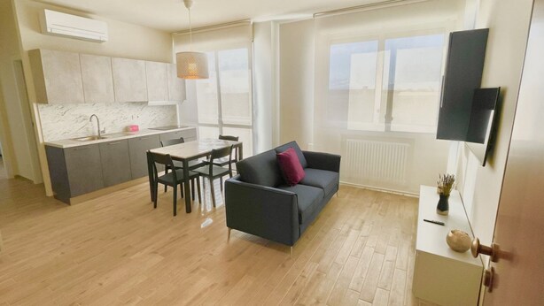 Un apartamento moderno con cocina, comedor y sala de estar.