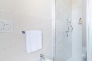 Dutxa, assecador de cabells, bidet i tovalloles 