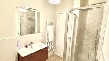 Een douche, een haardroger, een bidet, handdoeken