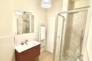 Douche, sèche-cheveux, bidet, serviettes fournies