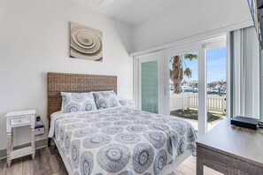 3 bedrooms, desk, WiFi, bed sheets