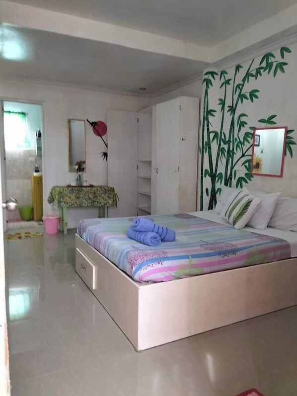 Luxury Twin Room | Premium bedding, pillowtop beds, rollaway beds, bed sheets - The Cronin Residence (Oslob)
