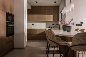 Jääkaappi, mikroaaltouuni, uuni, liesi