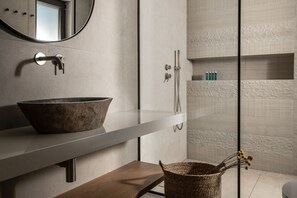 Dusche, umweltfreundliche Kosmetikartikel, Haartrockner, Handtücher