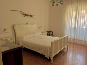 2 chambres, fer et planche à repasser, lit parapluie, draps fournis