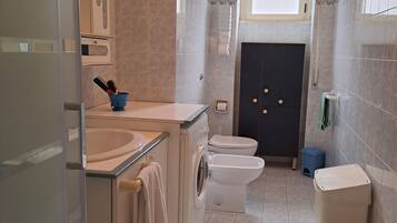 Doccia, asciugacapelli, bidet, asciugamani