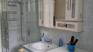 Doccia, asciugacapelli, bidet, asciugamani