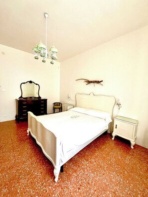 2 bedrooms, iron/ironing board, travel crib, bed sheets - Olga's House  (Otranto)