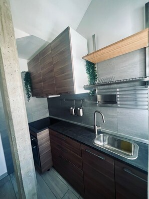 Kylskåp, ugn, spishäll och grytor/köksredskap