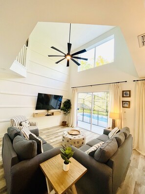 Smart-TV, Videospiele, Tischfußball