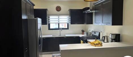 Een koelkast, een microgolfoven, een oven, een kookplaat