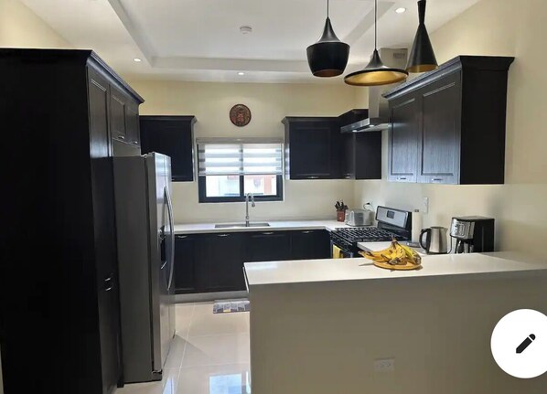 Kylskåp, mikrovågsugn, ugn och spishäll