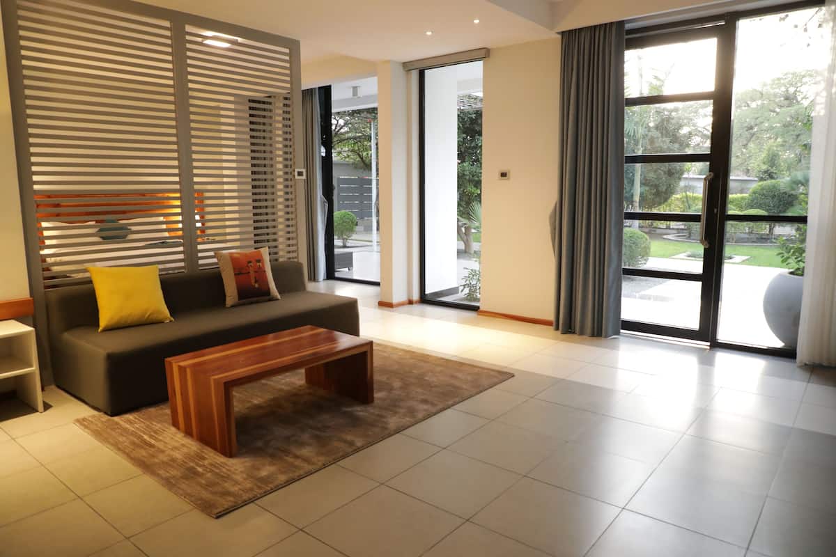 Artículos del minibar gratis y escritorio 