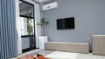 Deluxe Suite | 2 bedrooms, free minibar items, individually furnished, desk