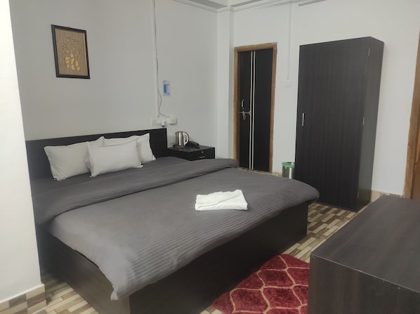 Free WiFi, bed sheets - Hotel 7 Eleven (West Kameng)