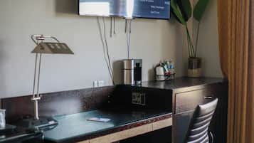 Betten mit Memory-Foam-Matratzen, Schreibtisch