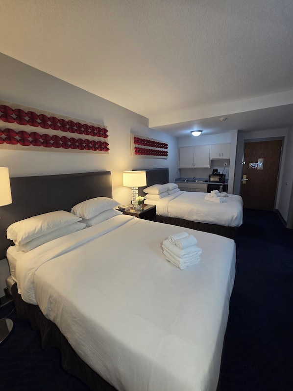 Betten mit Memory-Foam-Matratzen, Schreibtisch