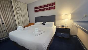 Habitación estándar, 1 cama King size, para no fumadores | Camas con efecto memoria, escritorio y espacio para trabajar con laptop