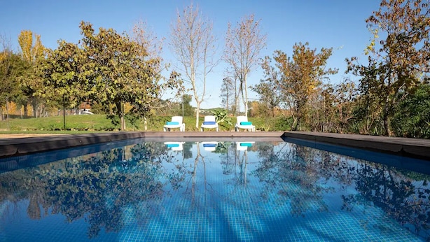 A clear swimming pool with a tiled floor, surrounded by trees and a fence. - Lake Views Quiet House, no Neighbors. Less Than 10min Walk From Beach and Shops (Platja d'Aro)