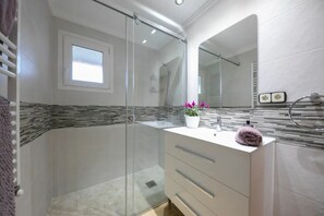 Douche, sèche-cheveux, bidet, serviettes fournies