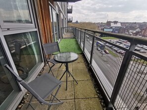 Outdoor dining - Paramount city view located at heart of city (Swindon)
