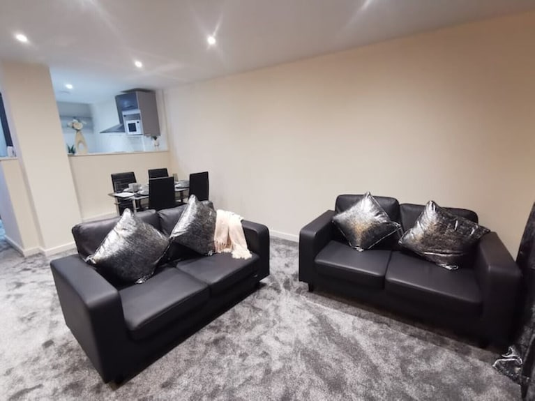 Paramount City View Located At Heart Of City - Swindon