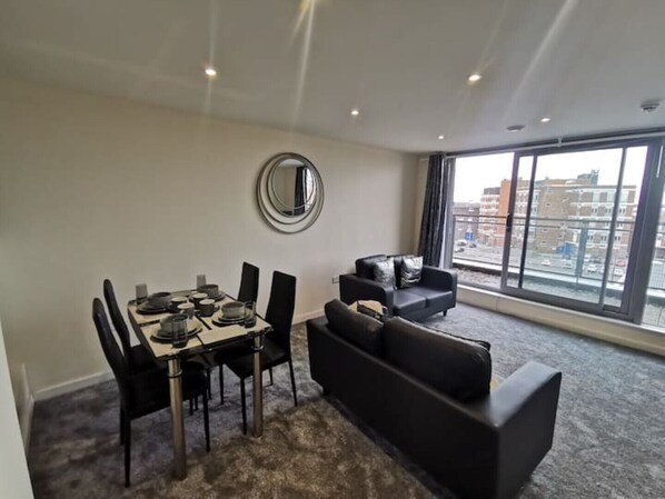 Interior - Paramount city view located at heart of city (Swindon)