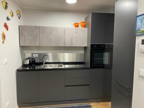 Kühlschrank, Mikrowelle, Ofen, Herdplatte