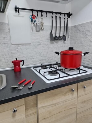 Kühlschrank, Wasserkocher mit Kaffee-/Teezubehör