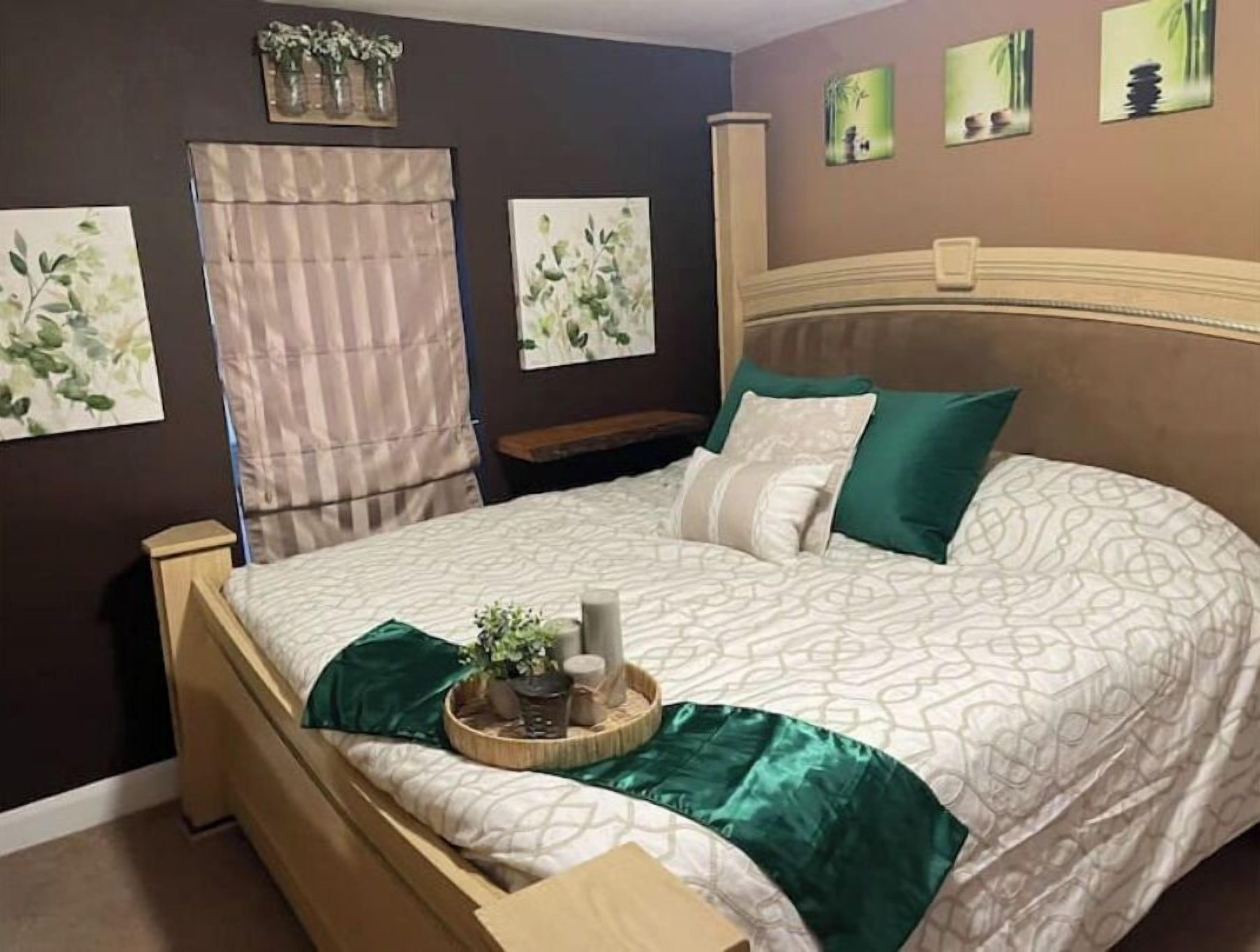 4 bedrooms, iron/ironing board, WiFi, bed sheets