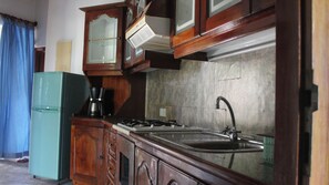 Réfrigérateur, plaque de cuisson, cafetiÚre/bouilloire