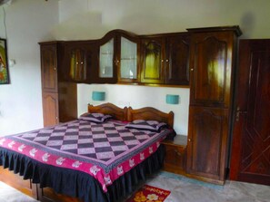 3 chambres, coffres-forts dans les chambres, bureau