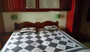 3 chambres, coffres-forts dans les chambres, bureau