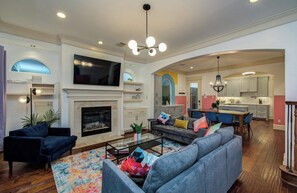 Televisión, chimenea y oficina 