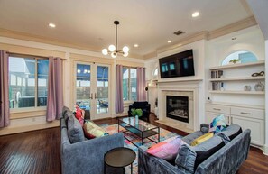 Televisión, chimenea y oficina 