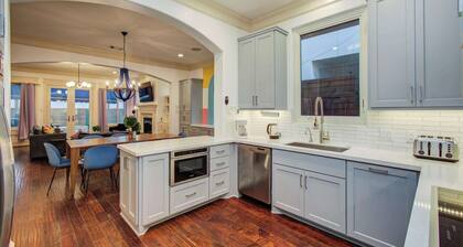Houston Centrally Located w/ Backyard Pool Retreat